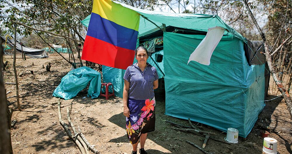Para esta mujer, quien asegura ser desplazada de La Dorada (Caldas), este fue el camino que encontró para hacer su sueño realidad: tener una casa propia.