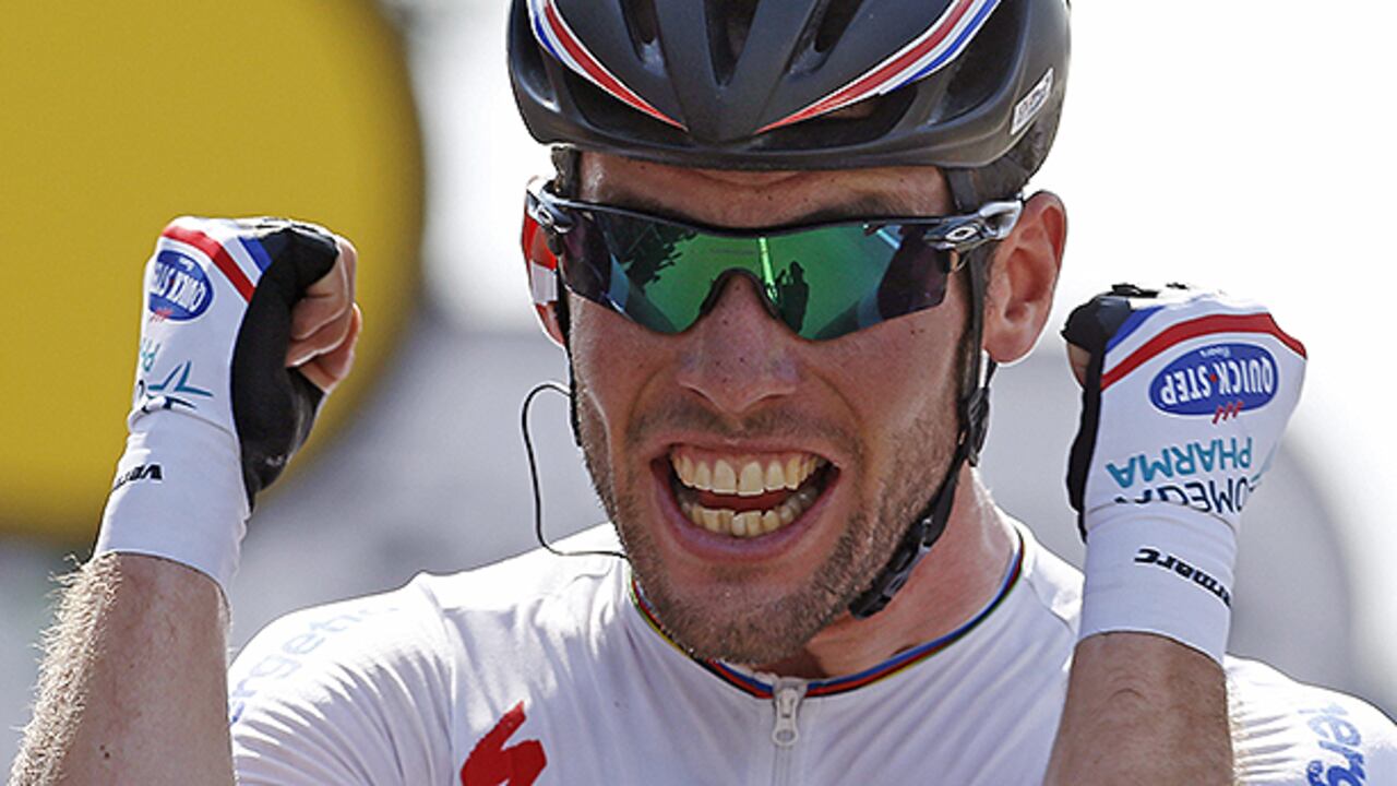 El ciclista británico Mark Cavendish del Omega Pharma Quick Step se impone en la 13ª etapa del Tour de Francia disputado entre las localidades de Tours y Saint-Amand-Montrond en Francia.