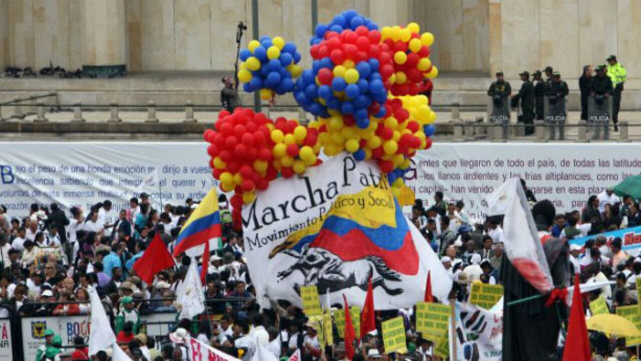Decenas de miles de personas arribaron a la Plaza de Bolívar para respaldar el proceso de paz.