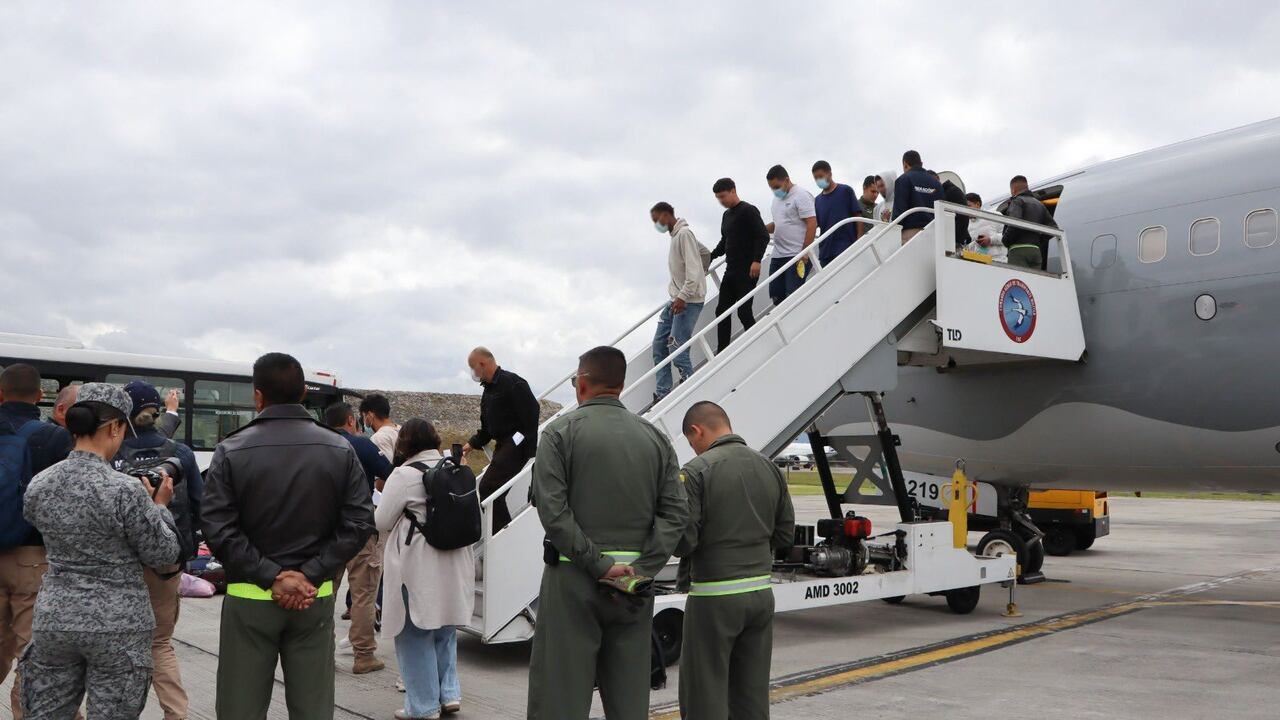 Colombianos deportados de los Estados Unidos que llegaron el miércoles 29 de enero a Bogotá. Una de las políticas más fuertes de Trump es deportar a los migrantes que residan en situación irregular.