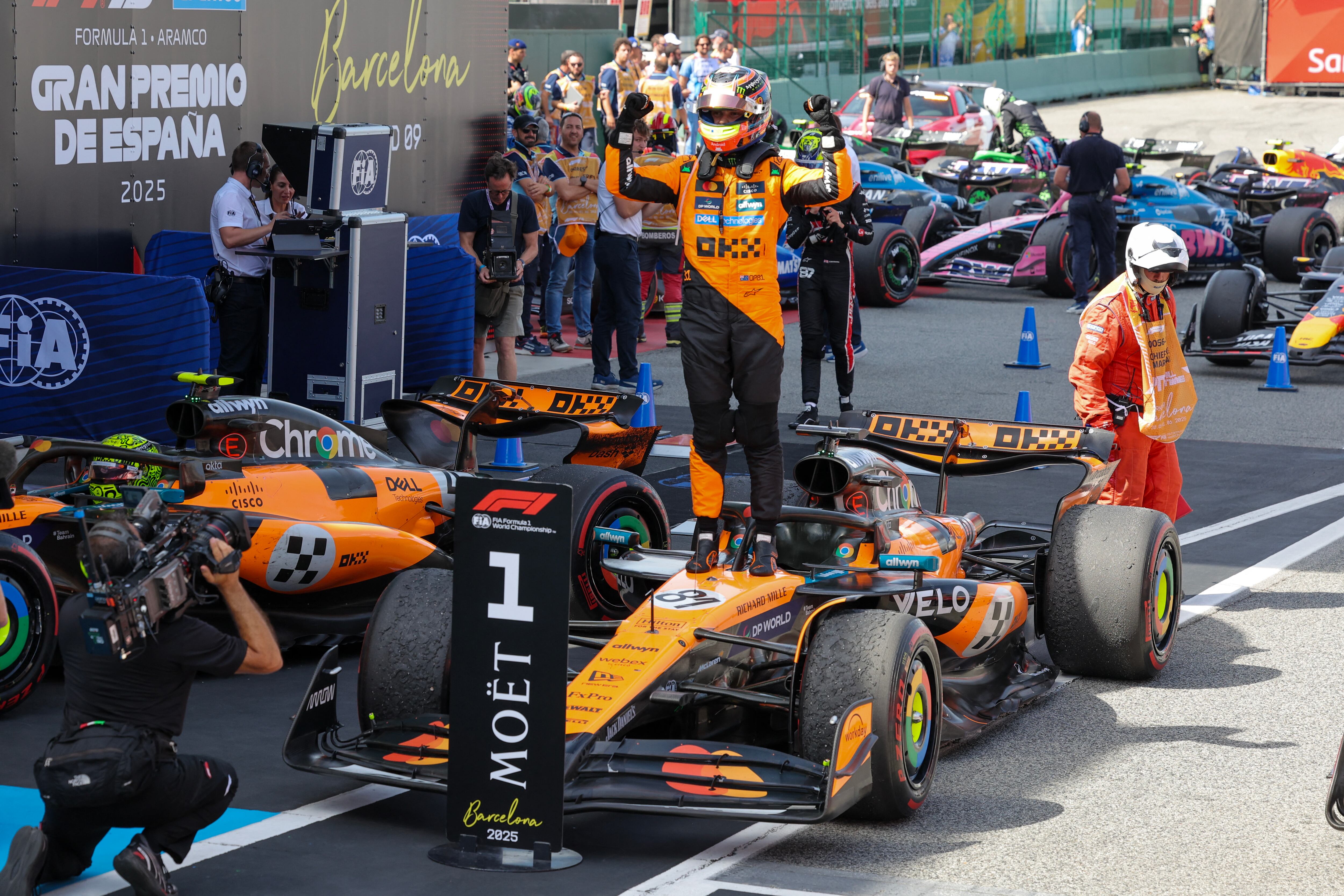 El piloto australiano de McLaren, Oscar Piastri, celebra su victoria en el Gran Premio de España de Fórmula Uno en el Circuit de Catalunya de Montmeló.