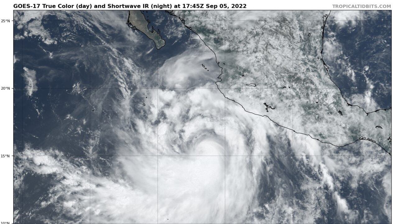 El más reciente reporte del Centro Nacional de Huracanes da cuenta sobre la ubicación exacta de la tormenta Kay, localizada cerca de la 15.5 norte, longitud 106.8 oeste, a unas 215 millas al suroeste de Manzanillo, México.