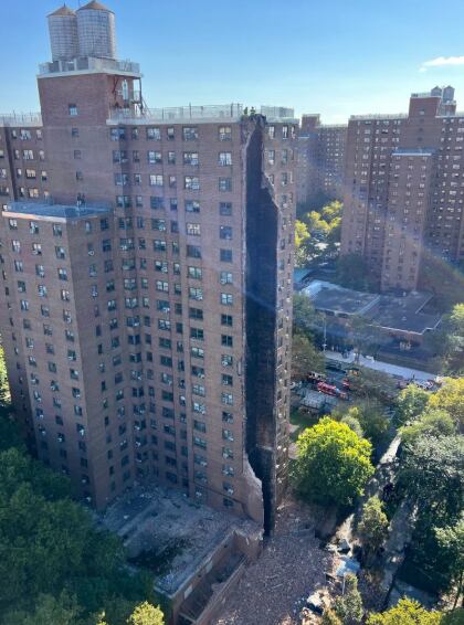 Explosión y colapso parcial en el complejo de viviendas públicas Mitchell Houses en el South Bronx.