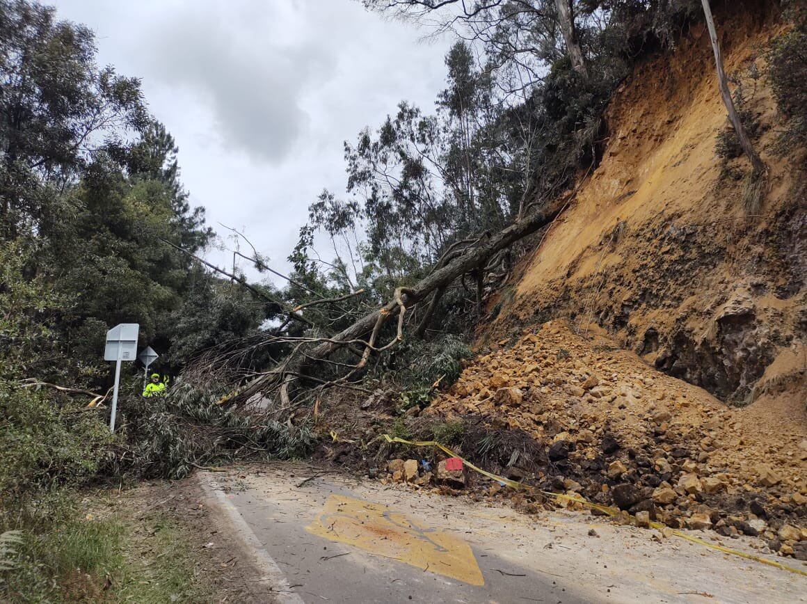 Este derrumbe se presentó desde las 6:00 de la mañana de este domingo.