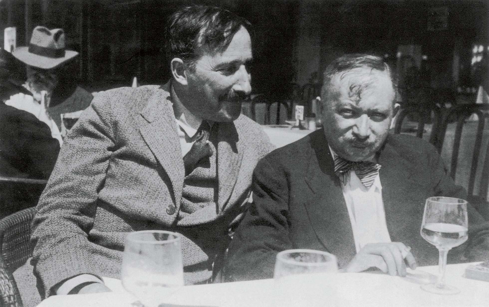 Fotografía de Stefan Zweig y Joseph Roth en Ostende, verano de 1936. Fotografía probablemente de Lotte Altmann, secretaria de Zweig. Wikimedia Commons