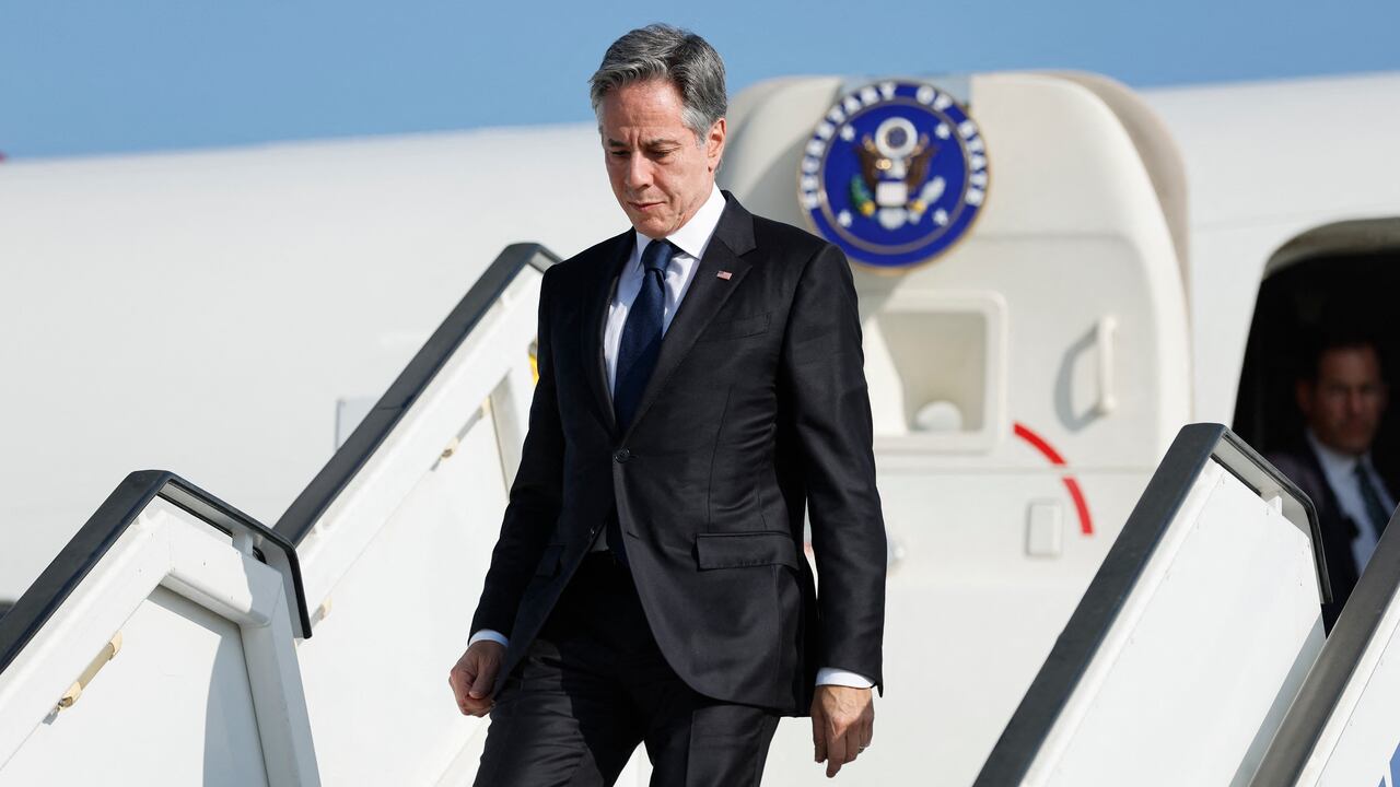 El secretario de Estado estadounidense, Antony Blinken, llegó a Israel el 3 de noviembre de 2023, según informó un corresponsal de la AFP que lo acompañaba, en un viaje centrado en las medidas para minimizar los daños a los civiles en la guerra en Gaza. (Foto de JONATHAN ERNST / PISCINA / AFP)