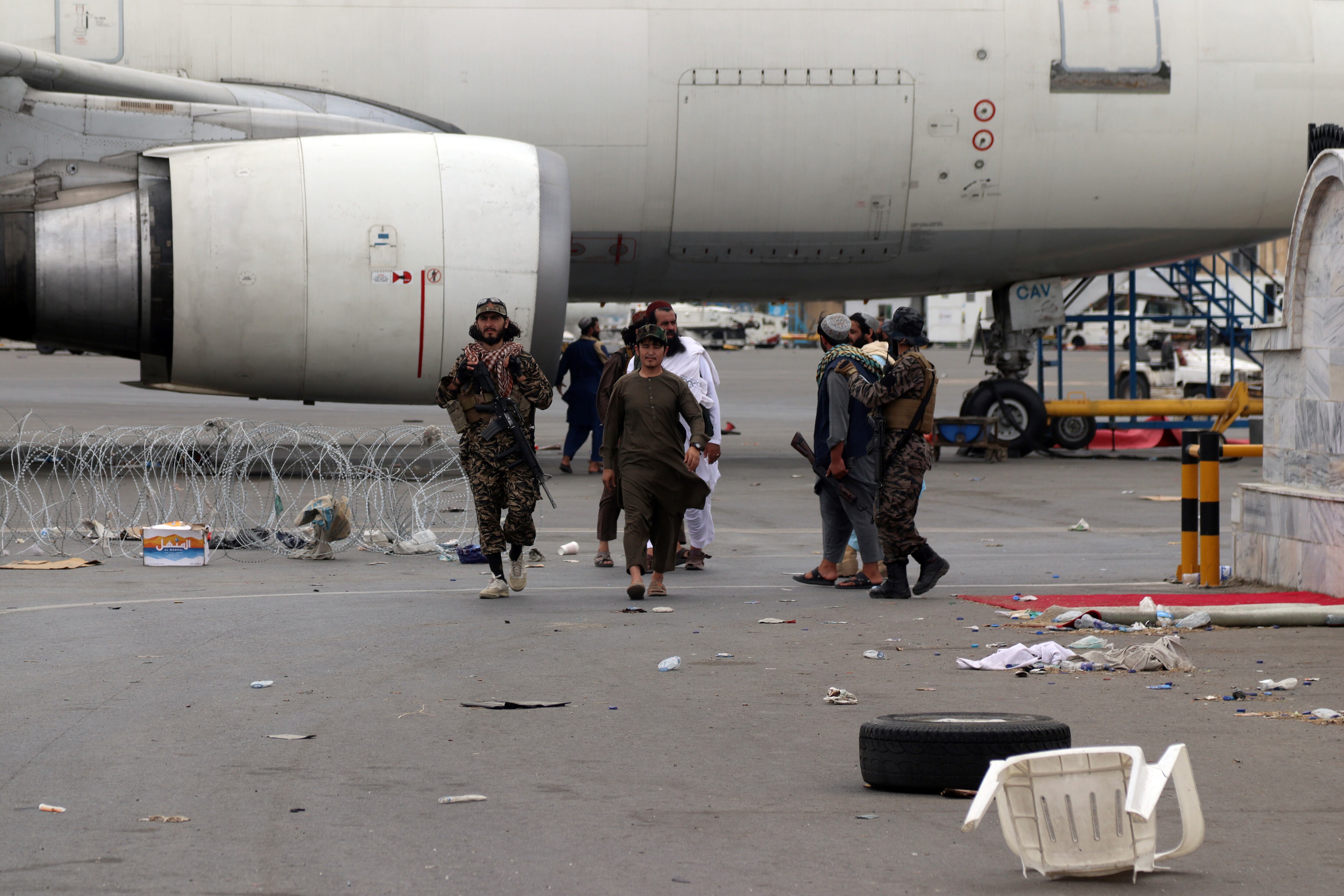 , martes, agosto. 31 de diciembre de 2021. Los talibanes tenían el control total del aeropuerto de Kabul el martes, después de la última guerra de Estados Unidos. El avión abandonó su pista, marcando el final de la guerra más larga de Estados Unidos.