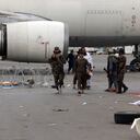 Combatientes talibanes se reúnen dentro del Aeropuerto Internacional Hamid Karzai después del retiro militar de Estados Unidos en Kabul, Afganistán. (AP Photo/Khwaja Tawfiq Sediqi)