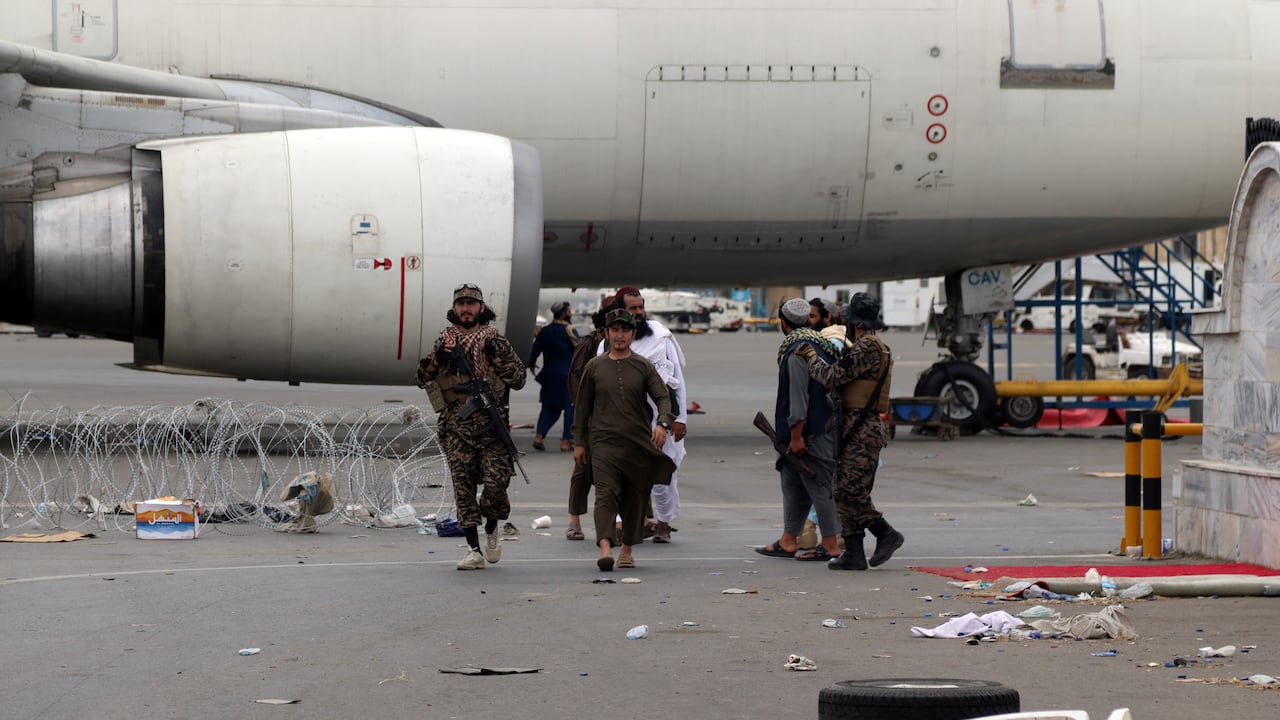 Combatientes talibanes se reúnen dentro del Aeropuerto Internacional Hamid Karzai después del retiro militar de Estados Unidos en Kabul, Afganistán. (AP Photo/Khwaja Tawfiq Sediqi)