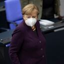 La canciller alemana, Angela Merkel, asiste a un homenaje por el 76 aniversario de la liberación del campo de concentración de Auschwitz, en donde los nazis fueron responsables de la muerte de más de un millón de judíos y otras víctimas durante la Segunda Guerra Mundial. Foto: Maja Hitij / Getty Images.