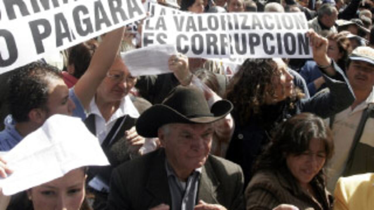 La decisión del alcalde Luis Eduardo Garzón de cobrar la valorización en Navidad fue un error que hoy está pagando. Pero es esencial para hacer las obras.
FOTO: FELIPE CAICEDO / EL TIEMPO