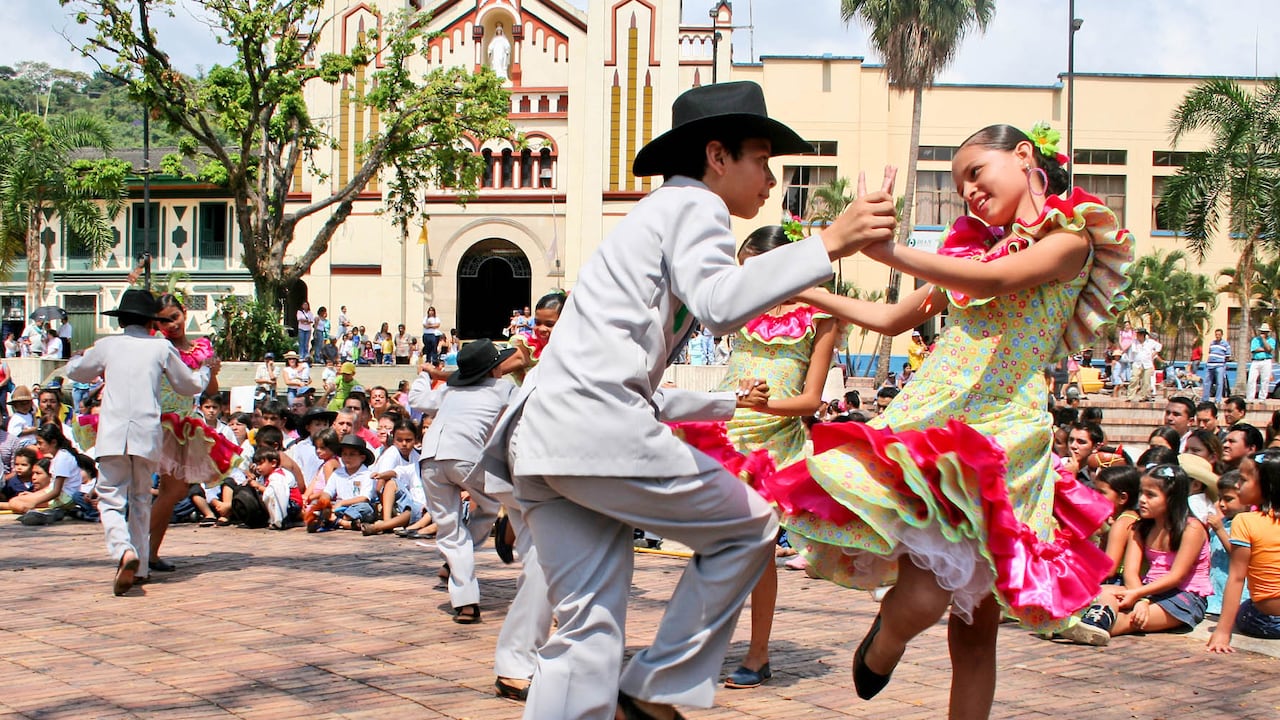 La danza tiene sus raíces en las acciones cotidianas de los llaneros de antaño.
