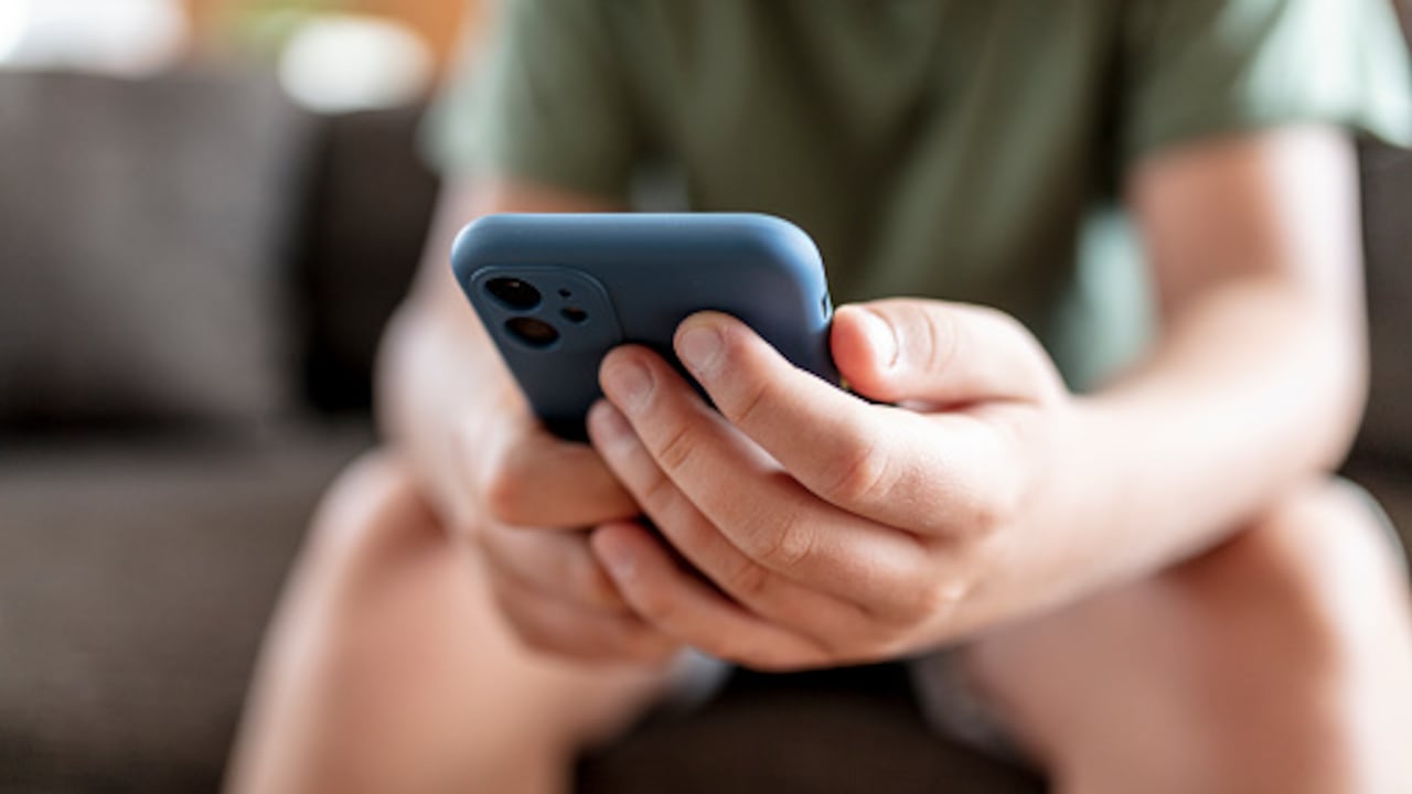 Creciente debate global sobre redes sociales y menores.