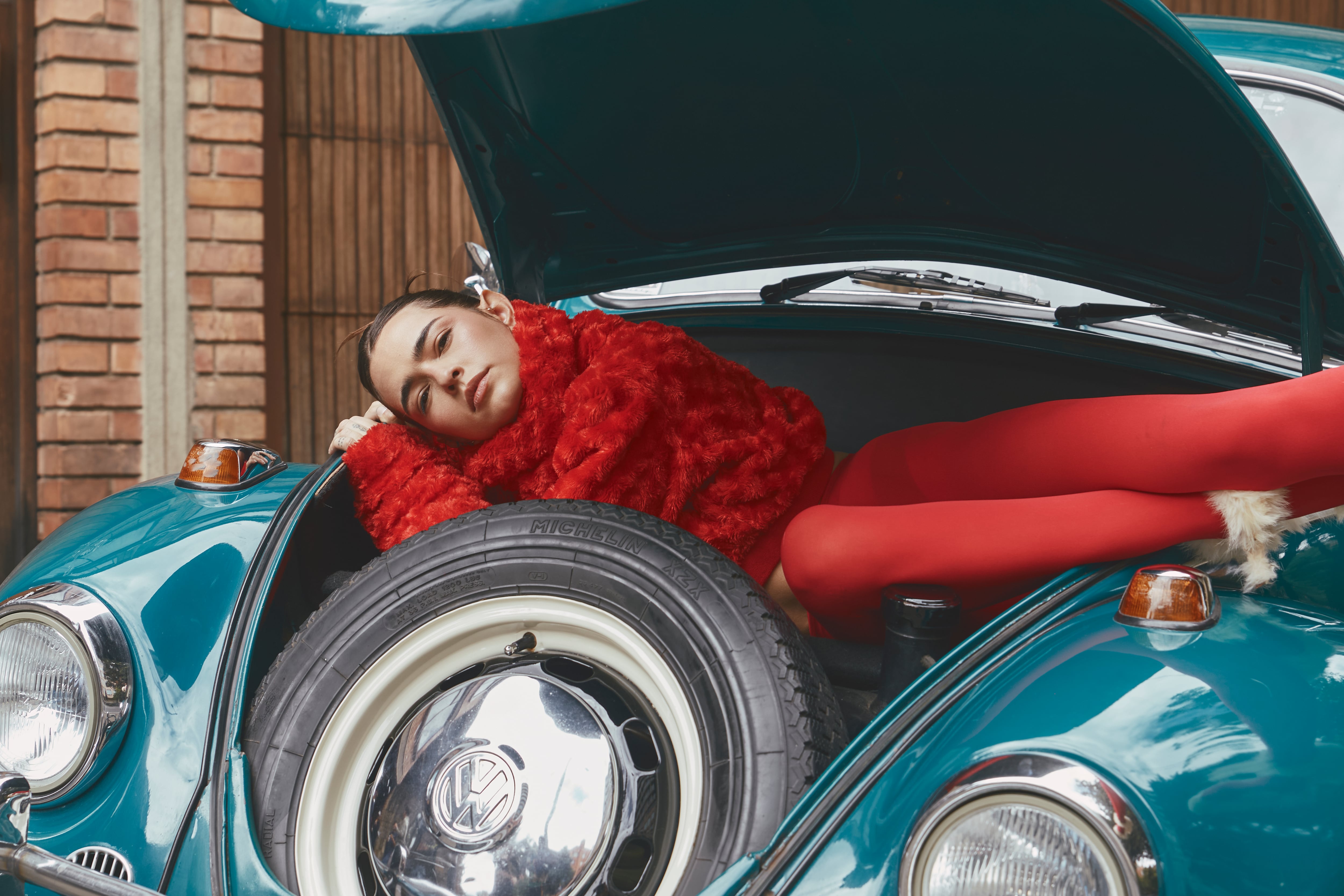 Lucy Vives estrenó ‘Mascacielo’, título de su primer lanzamiento en cuatro años.