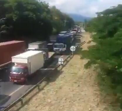 Este es el panorama en la vía, cientos de vehículos parados.