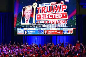 El magnate ganó ese estado por un estrecho margen en 2016, pero lo perdió frente a Joe Biden en 2020. Su rival de este año, la demócrata Kamala Harris, terminó su campaña en este distrito electoral decisivo, sin el que sus posibilidades de llegar a la Casa Blanca se ven muy mermadas. (Photo by Jim WATSON / AFP)