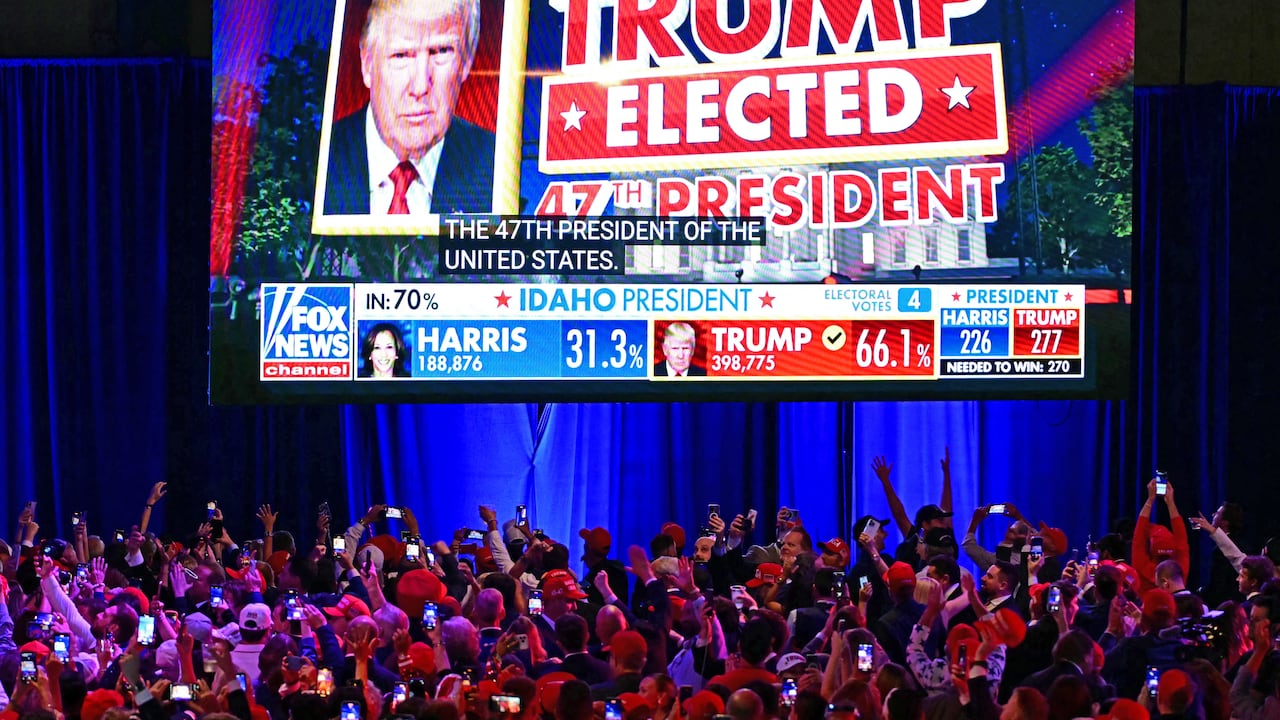El magnate ganó ese estado por un estrecho margen en 2016, pero lo perdió frente a Joe Biden en 2020. Su rival de este año, la demócrata Kamala Harris, terminó su campaña en este distrito electoral decisivo, sin el que sus posibilidades de llegar a la Casa Blanca se ven muy mermadas. (Photo by Jim WATSON / AFP)