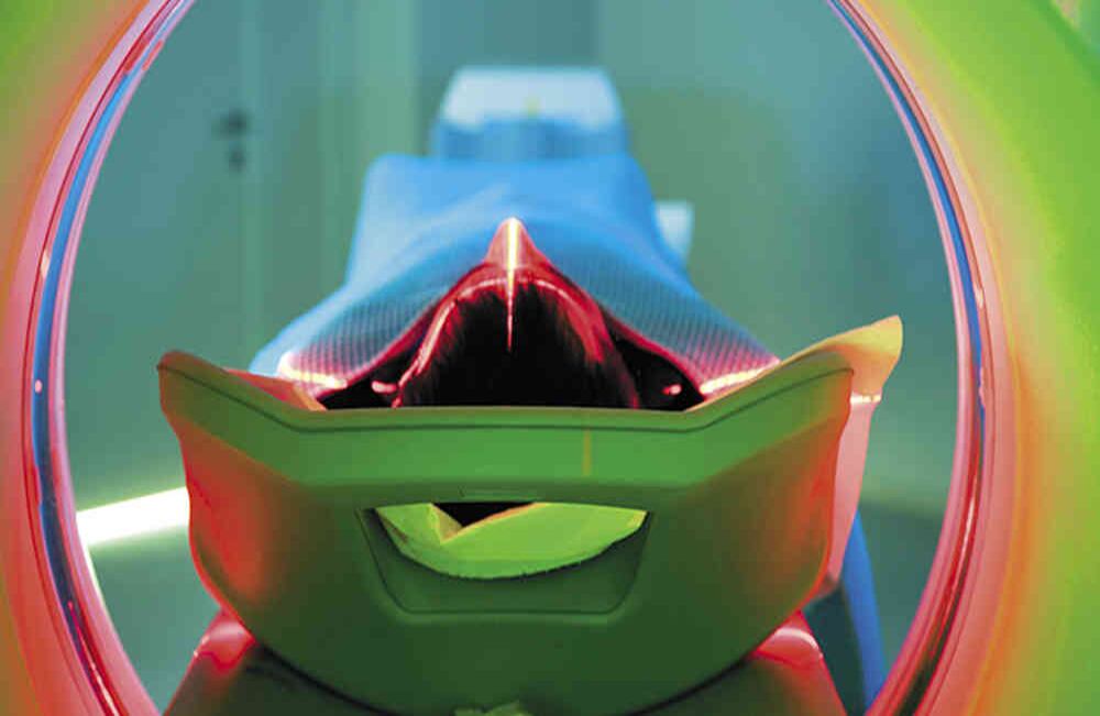 La tomografía computarizada permite tomar imágenes desde diferentes  ángulos para crear vistas tridimensionales de tejidos y órganos. 