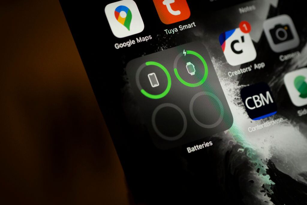 Los usuarios de iPhone ahora pueden descubrir un ajuste sencillo que permite reducir el consumo de la batería, gracias a la función “Reducir punto blanco”, accesible en la configuración del dispositivo.
