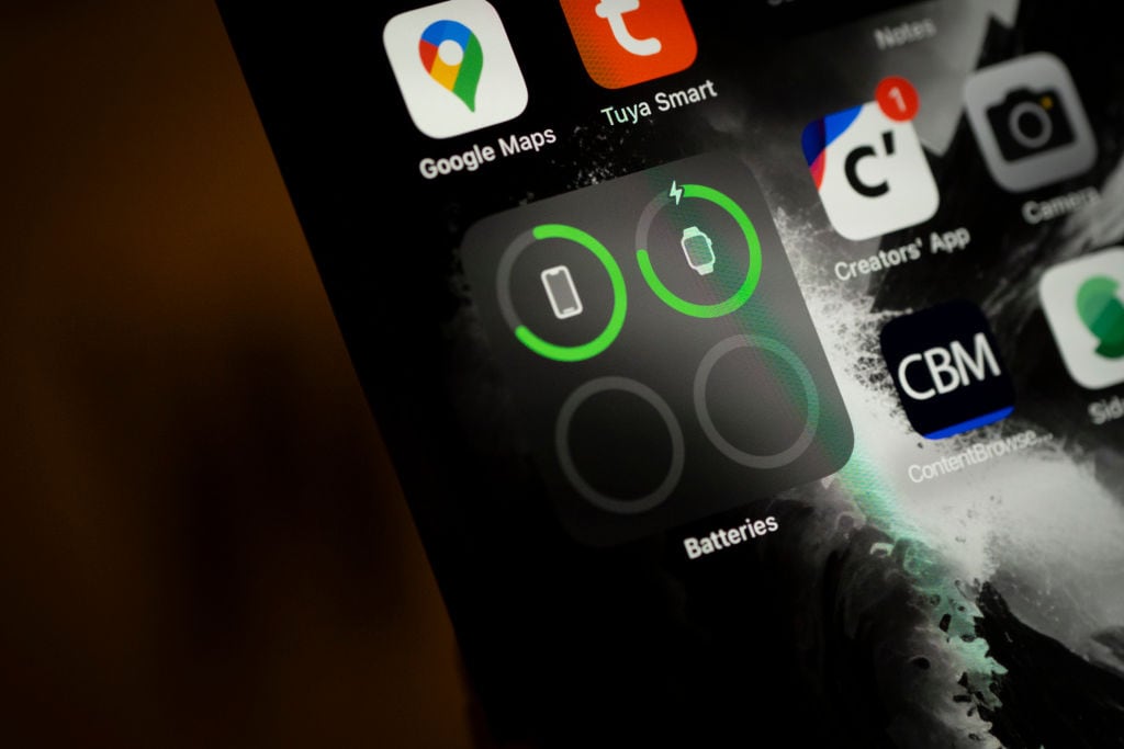 Los usuarios de iPhone ahora pueden descubrir un ajuste sencillo que permite reducir el consumo de la batería, gracias a la función “Reducir punto blanco”, accesible en la configuración del dispositivo.