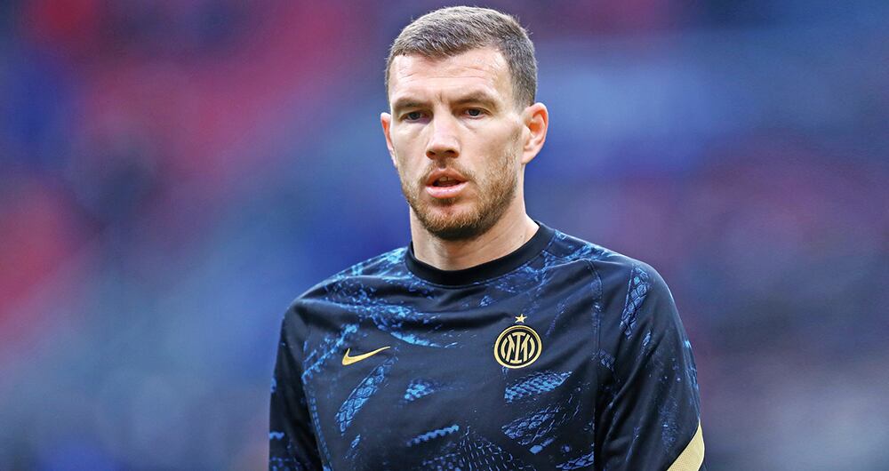  Ha sido nombrado Futbolista Bosnio del Año en 4 ocasiones, de 2009 a 2012. 