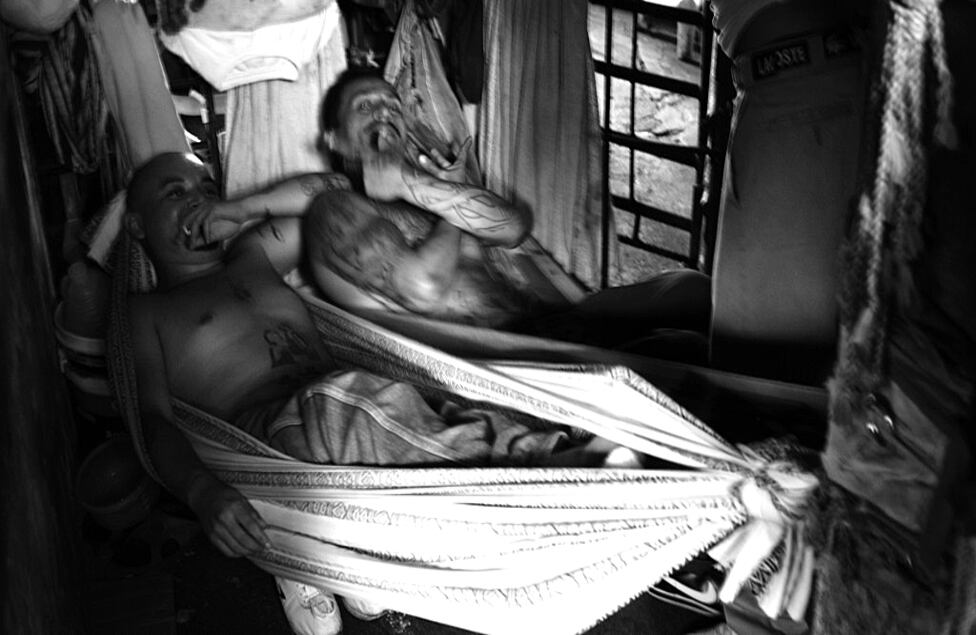 Viven en dormitorios sin luz para mil personas, cinco veces más de su capacidad máxima.
