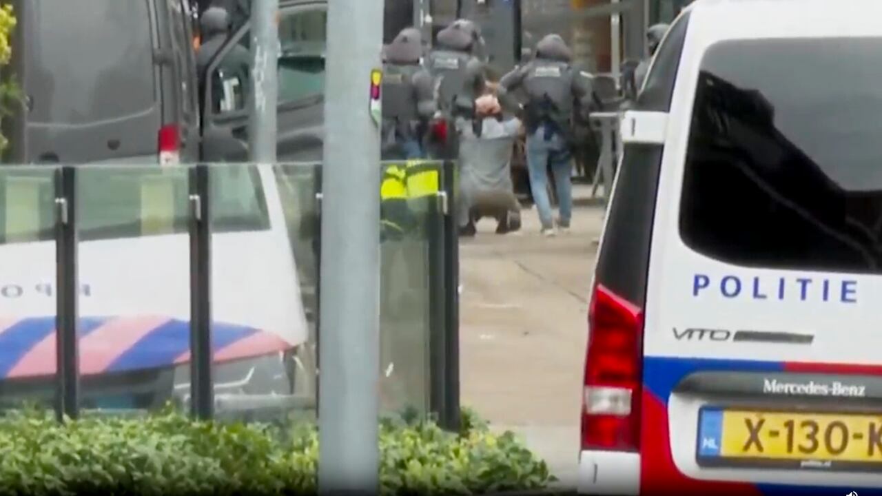 Esta captura de pantalla de un video muestra a un presunto secuestrador entregándose a la policía después de un tenso enfrentamiento que duró horas en la ciudad de Ede, en el centro de Holanda, el sábado 30 de marzo de 2024