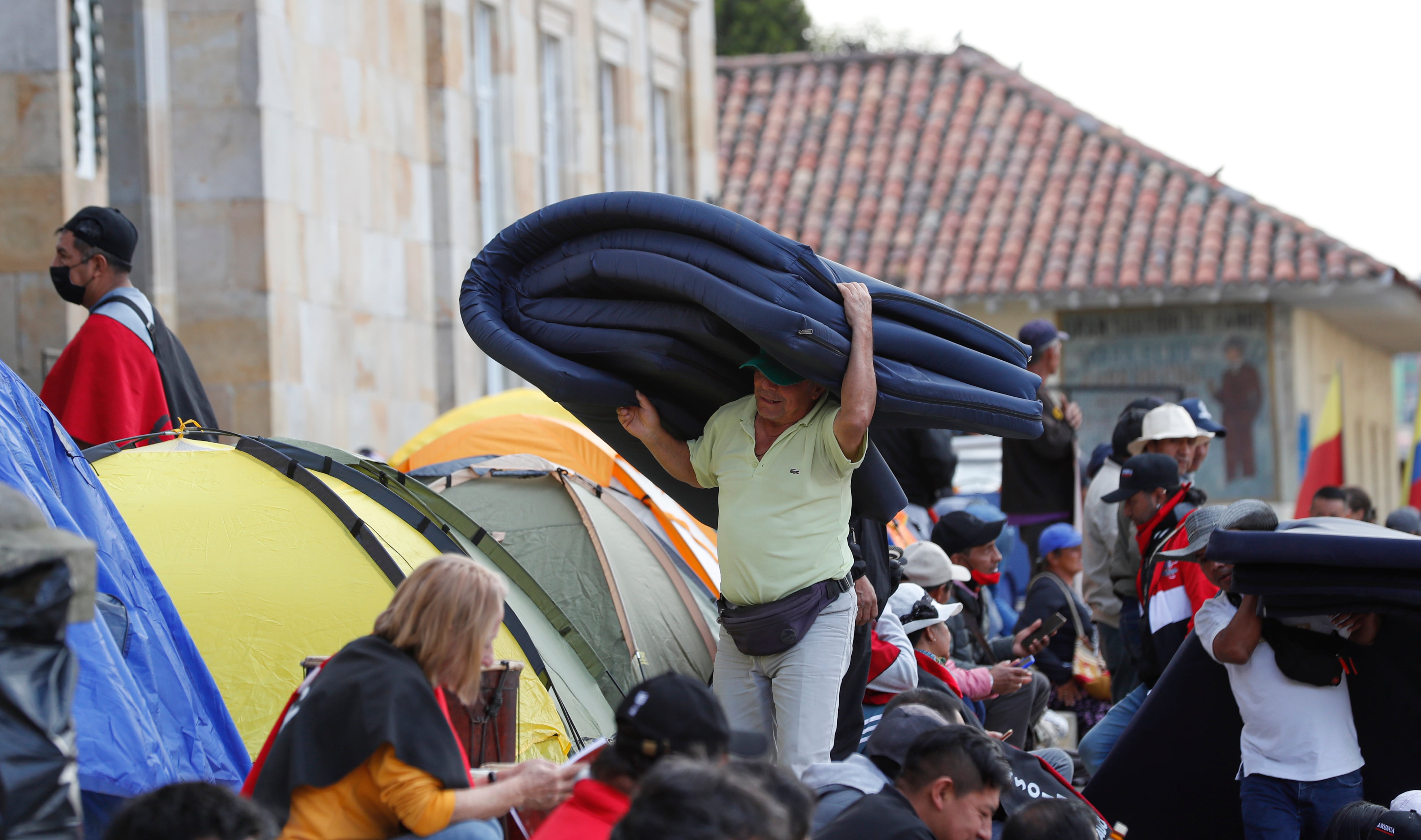 ASOINCA Indígenas y profesores provenientes del departamento del Cauca intentaron entrar a la fuerza al Congreso de la República  y se mantienen en la entrada del Congreso
Bogota feb 8 del 2023
Foto Guillermo Torres Reina / Semana