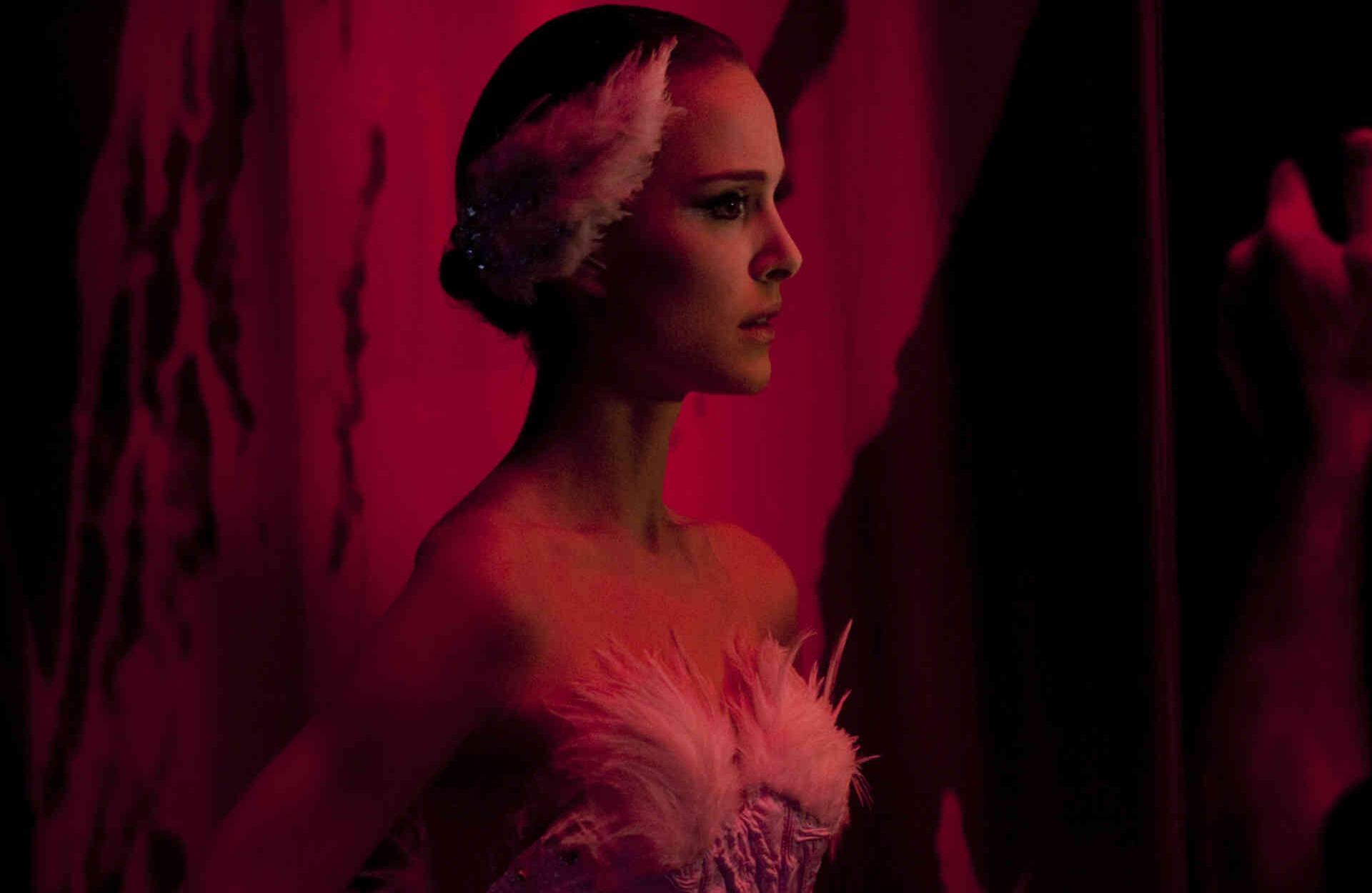 El cisne negro (2010) Dirigida por Darren Aronofsky, la película aborda la trama de ‘El lago de los cisnes’, ballet de Tchaikovsky, para hablar de las presiones de la fama, las exigencias del ballet, el efecto del arte sobre el artista y la locura. La protagonizan Natalie Portman, Vincent Cassel y Mila Kunis.