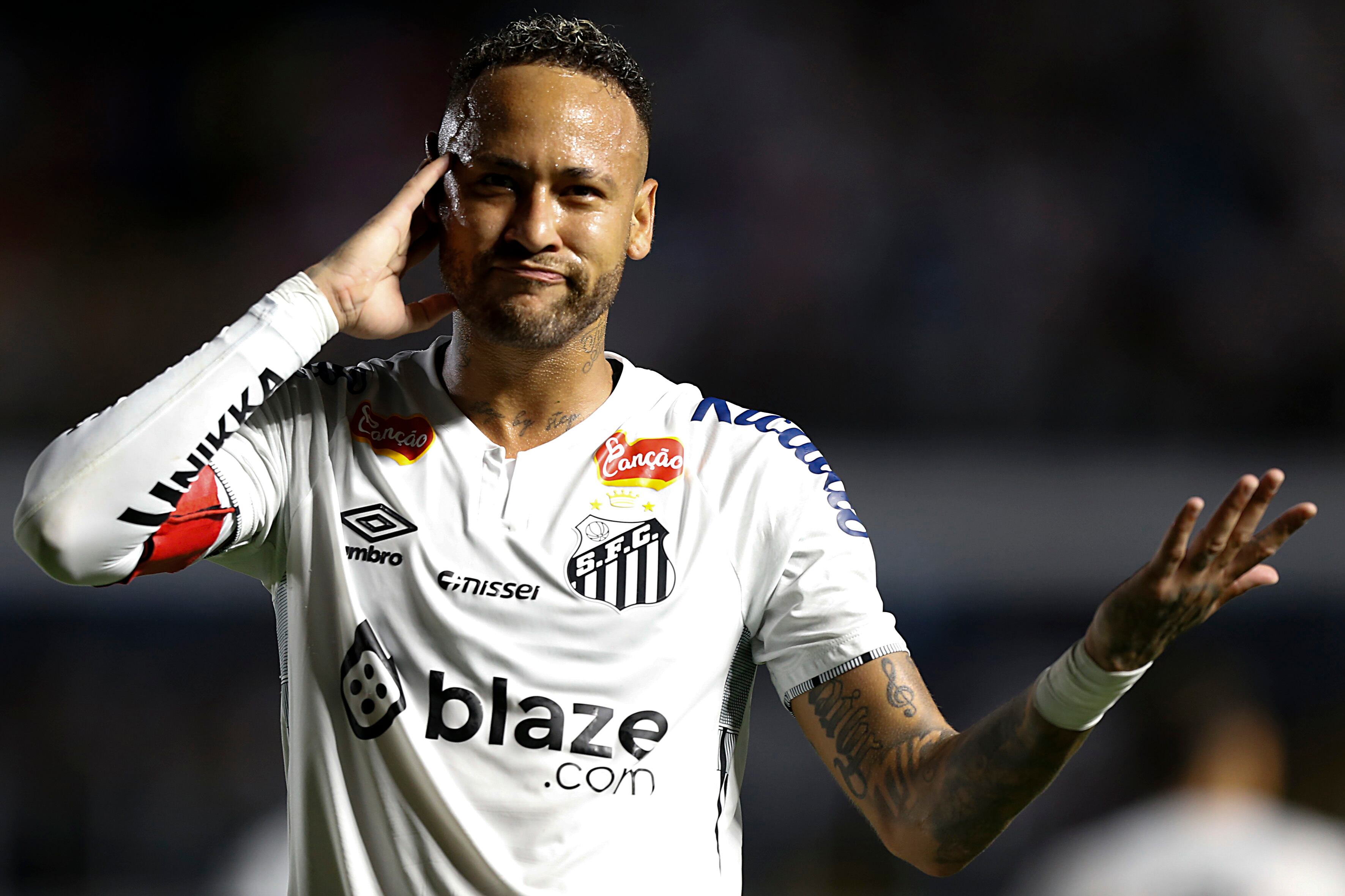 SANTOS, BRAZIL - MARCH 02: Neymar of Santos celebrates after scoring his team's first goal during a match between Santos and Red Bull Bragantino as part of Campeonato Paulista 2025 quarter-final at Urbano Caldeira Stadium (Vila Belmiro) on March 02, 2025 in Santos, Brazil. (Photo by Miguel Schincariol/Getty Images)