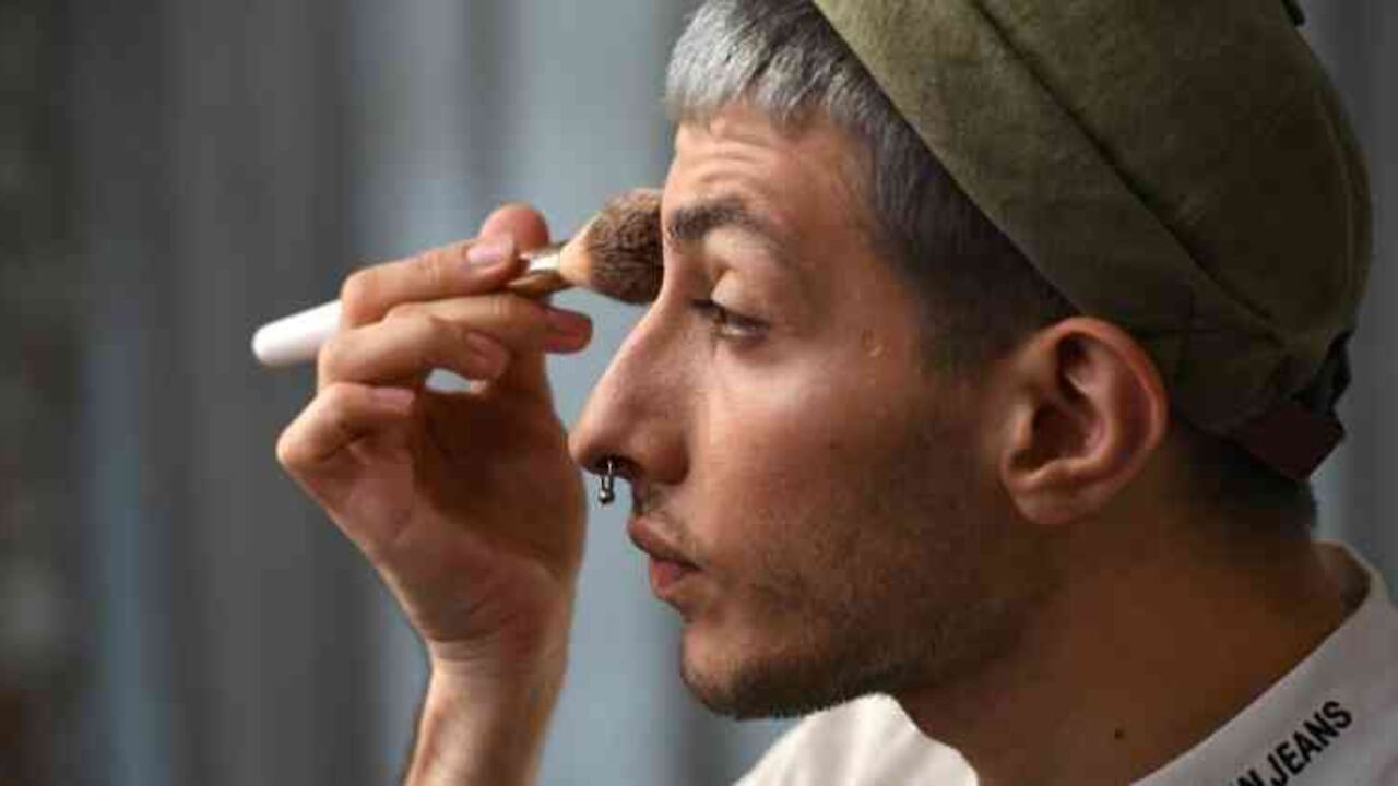 Guevorg da consejos a las miles de seguidoras de su blog sobre maquillaje femenino. Este es un acto de resistencia en la Rusia de Vladimir Putin. Foto: Yuri Kadobnov/AFP