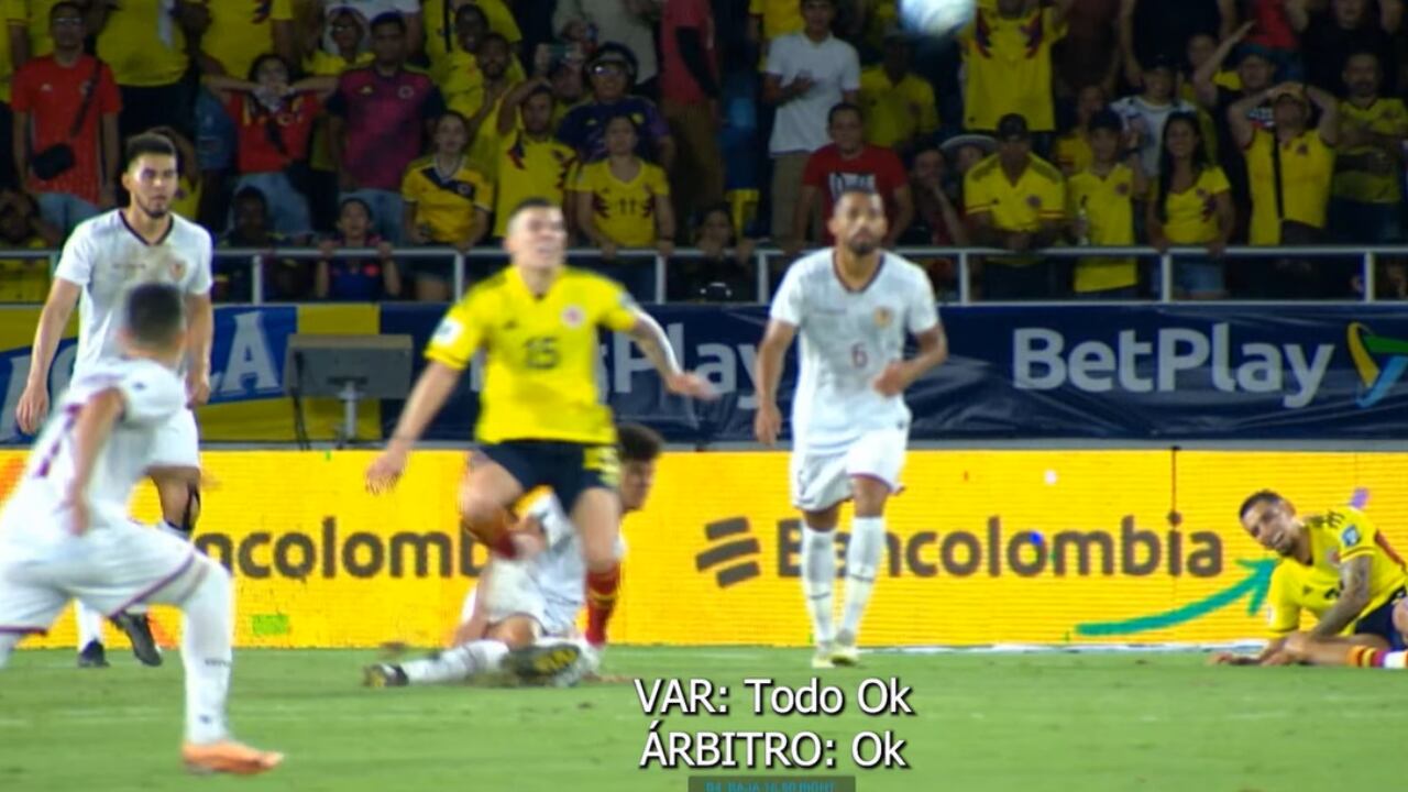 Matheus Uribe siendo derribado en el área de Venezuela.