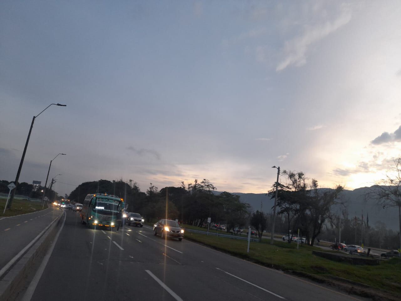 Los vehículos involucrados en el choque bloquearon dos carriles.