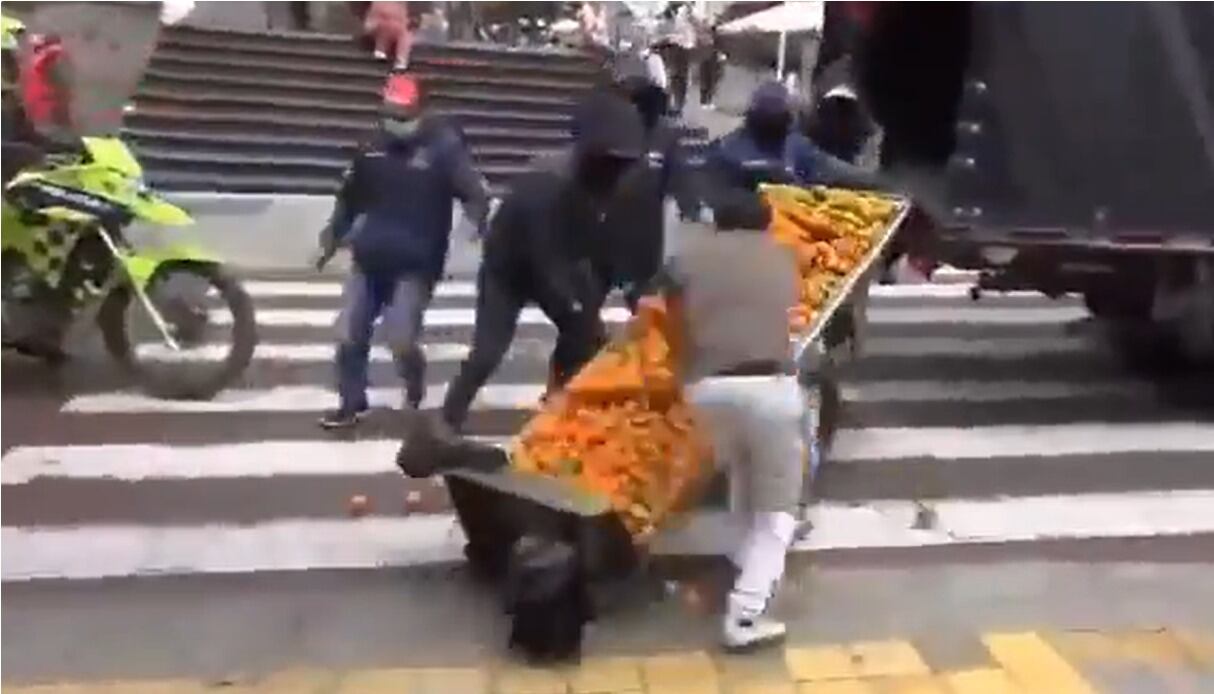 Vendedor ambulante se enfrenta a uniformados.