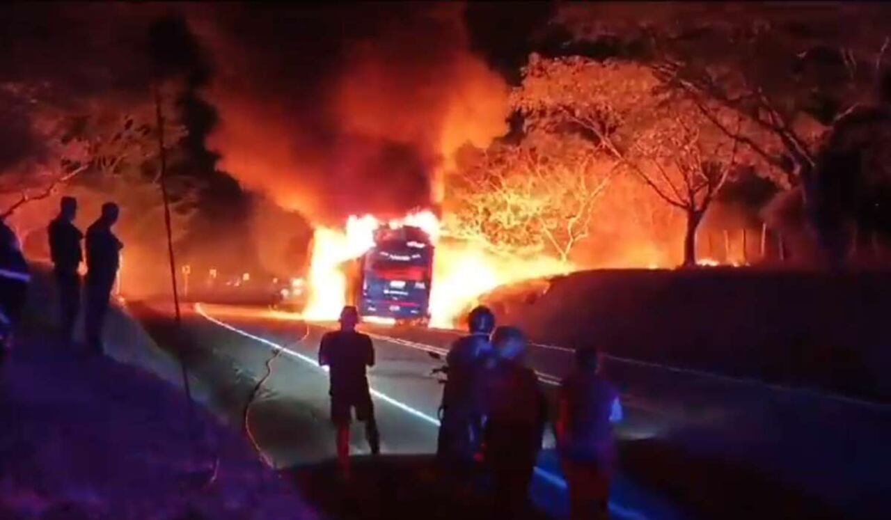 Hombres armados quemaron un bus en el Huila como estrategia para presionar el pago de extorsiones.