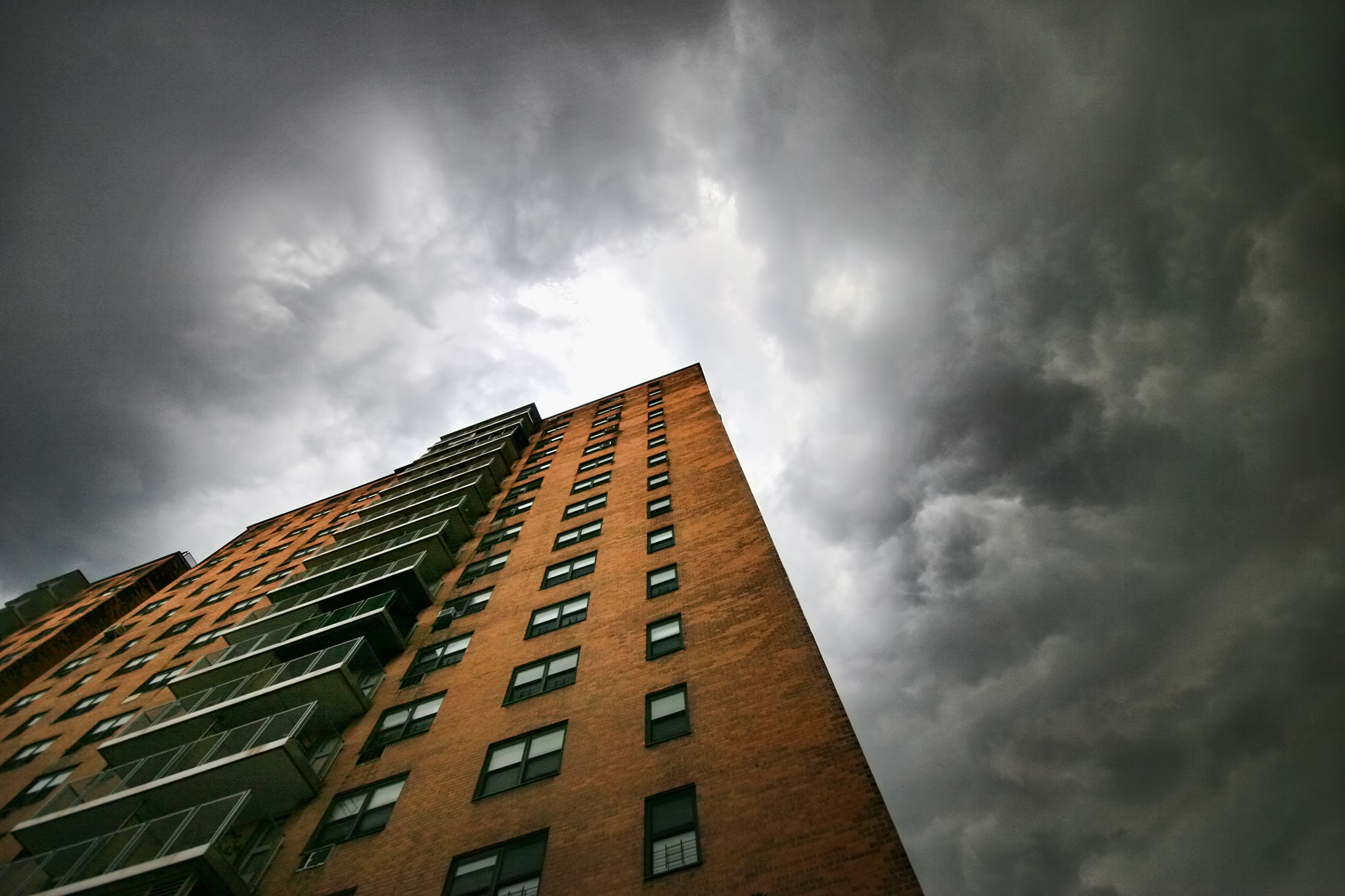 Cielo nublado y lluvias intermitentes marcarán la jornada en Bogotá, según el pronóstico del Ideam y el Idiger.