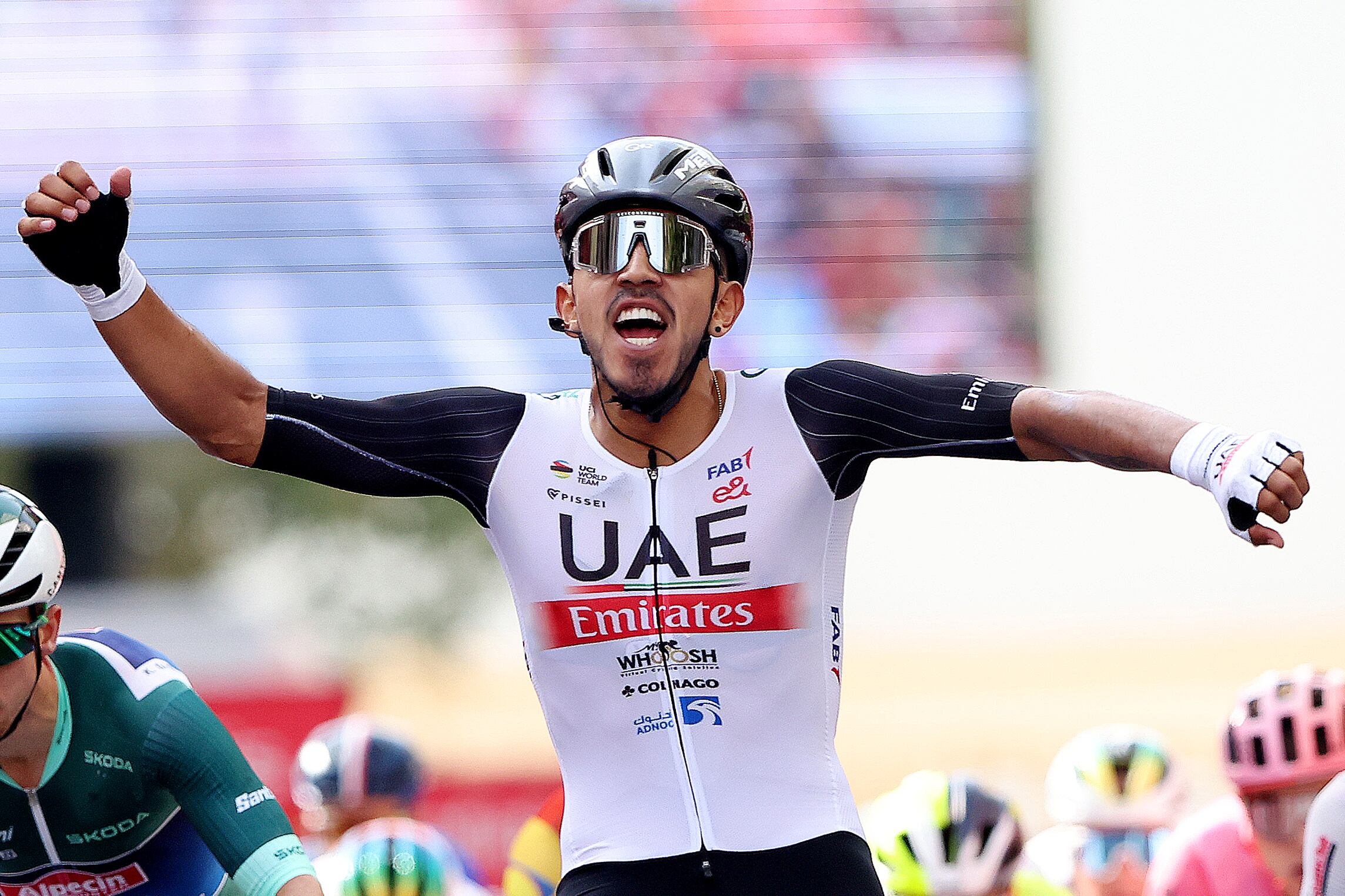 ZARAGOZA, ESPAÑA - 7 DE SEPTIEMBRE: Juan Sebastián Molano Benavides de Colombia y UAE Team Emirates celebra en la línea de meta como ganador de etapa durante la 78ª Vuelta a España 2023, Etapa 12 a 150,6 km de Ólvega a Zaragoza / #UCIWT / el 7 de septiembre de 2023 en Zaragoza, España. (Foto de Alexander Hassenstein/Getty Images)