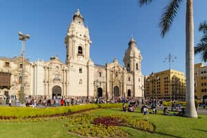 Catedral de Lima junto a la famosa Plaza de Armas en el distrito histórico de Lima en la capital de Perú durante el ajetreado fin de semana de Pascua.