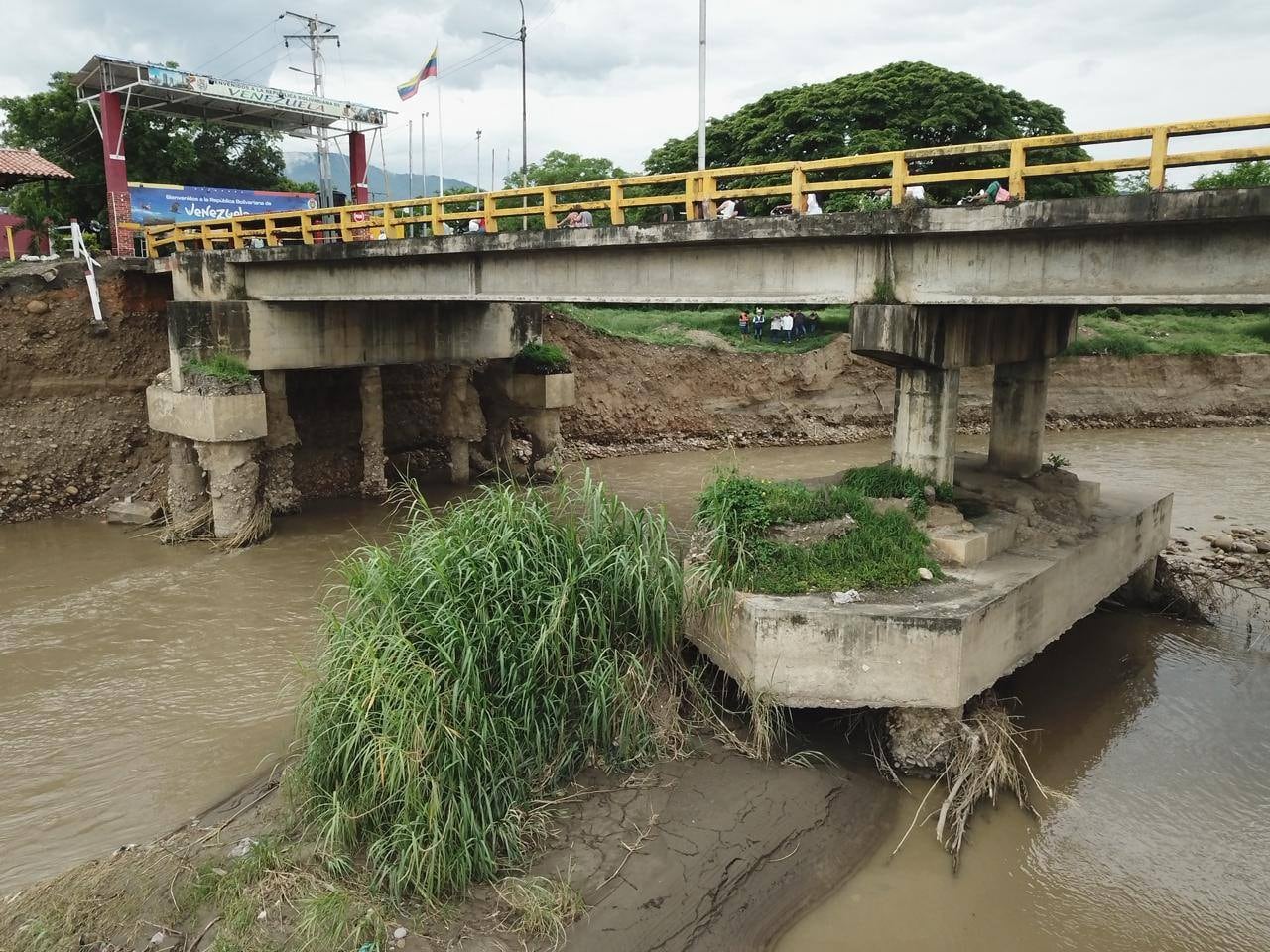 Fuertes lluvias han hecho que el caudal del río Táchira aumente y debilite la base del puente.
