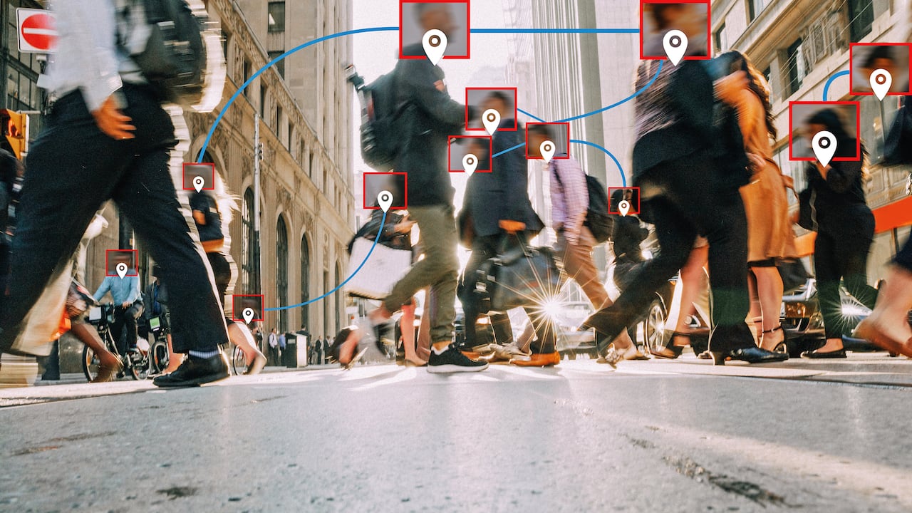 La IA está en capacidad de hacerles seguimiento a las personas y reconocer de manera sencilla patrones, formas y características de comportamiento que permiten detectar personas sospechosas antes de que cometan los delitos.