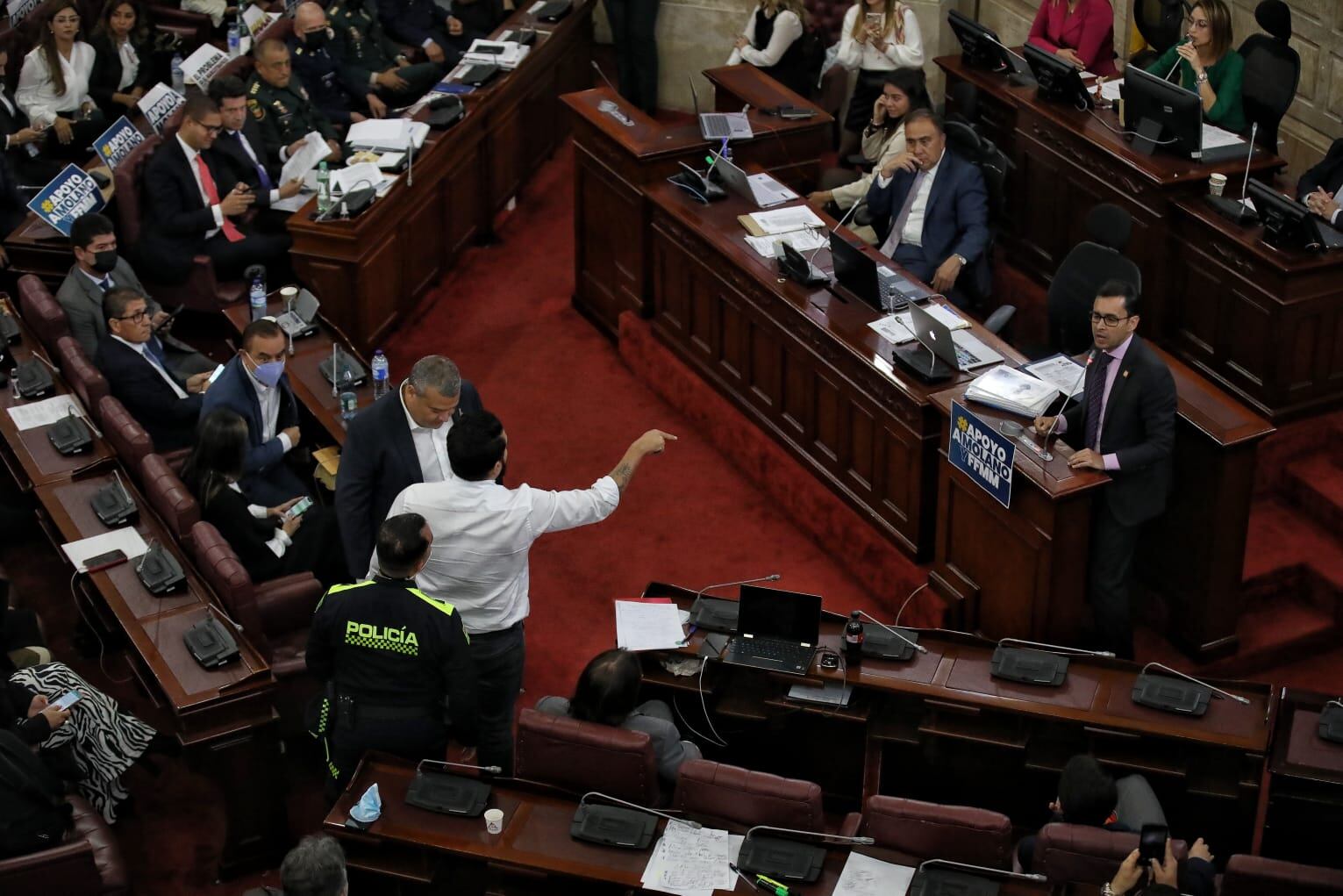 Moción de Censura Ministro Diego Molano, carteles de apoyo al Ministro