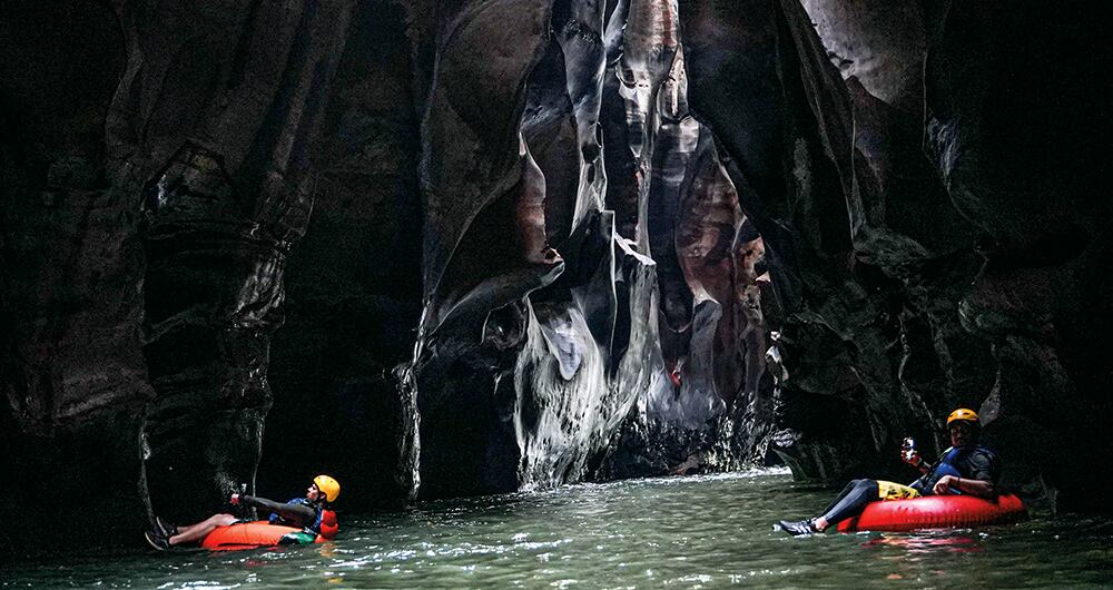 Finalmente la Cueva de los Guácharos, donde los chillidos de estos pájaros, la penumbra, las caídas de agua y los rayos de luz generan una sensación de tranquilidad y de estar en una película futurista.