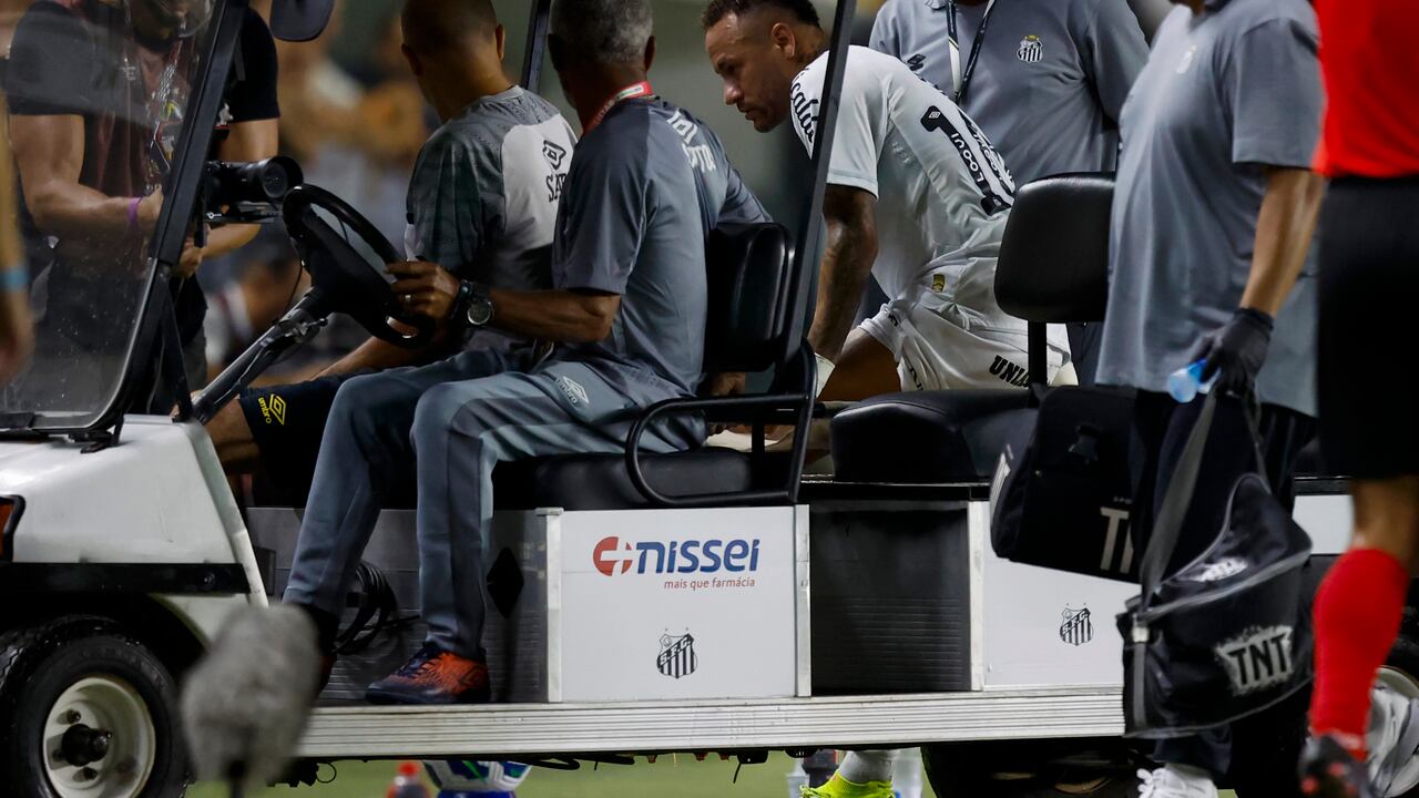 Neymar abandonó el terreno de juego entre lágrimas debido a su nueva lesión.