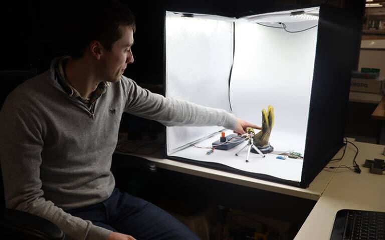 Desarrollan una piel artificial que responde a múltiples estímulos con un solo sensor.