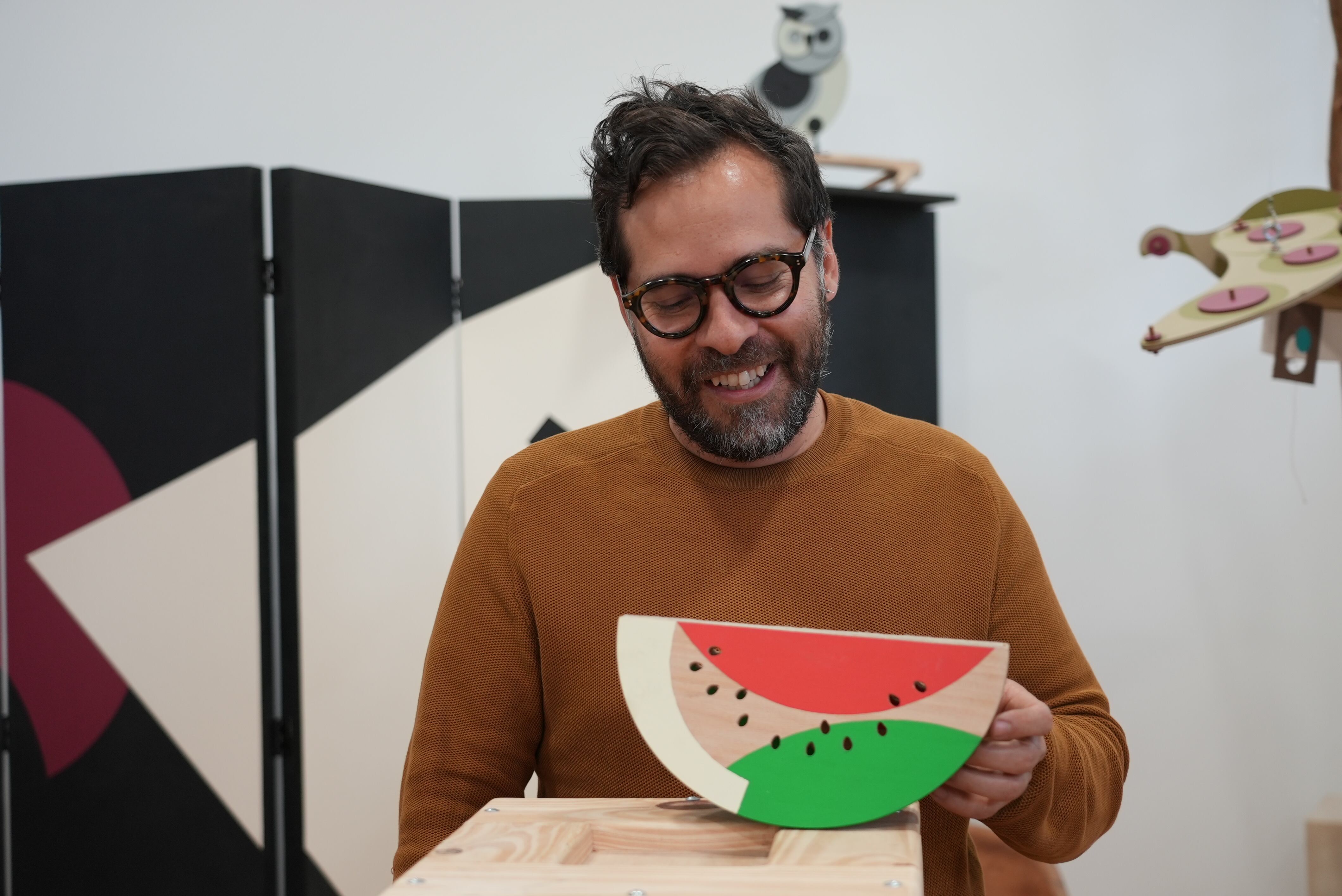 'Ballet Bachué' es una instalación que puede ser entendida como una exposición de esculturas pero también como una escenografía para una obra de teatro.