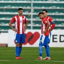 Los jugadores de Paraguay se lamentan tras la goleada de 4-0 ante Bolivia en un cotejo de la eliminatoria mundialista, el jueves 14 de octubre de 2021 (AP Foto/Juan Karita)