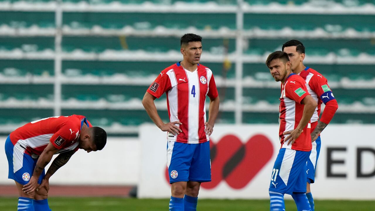 Los jugadores de Paraguay se lamentan tras la goleada de 4-0 ante Bolivia en un cotejo de la eliminatoria mundialista, el jueves 14 de octubre de 2021 (AP Foto/Juan Karita)