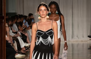 El verano toma lo mejor del swimwear, y lo lleva a las calles con una apuesta más sofisticada.