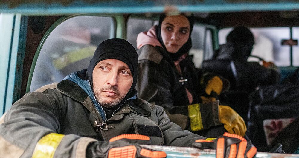 Ni el personaje del argentino que volvió a su país luego de unos años en Estados Unidos ni el de la chica delivery venezolana hacían parte de la obra de 1957, pero son adiciones acertadas en 2025.