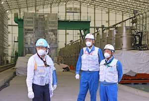 El primer ministro japonés, Fumio Kishida (izq.), inspecciona una instalación para tratar aguas residuales radiactivas en la central nuclear Fukushima Daiichi, devastada por el tsunami, en la prefectura de Fukushima, noreste de Japón, el 20 de agosto de 2023. (Foto de la piscina) (Foto de Kyodo News vía Getty Imágenes)